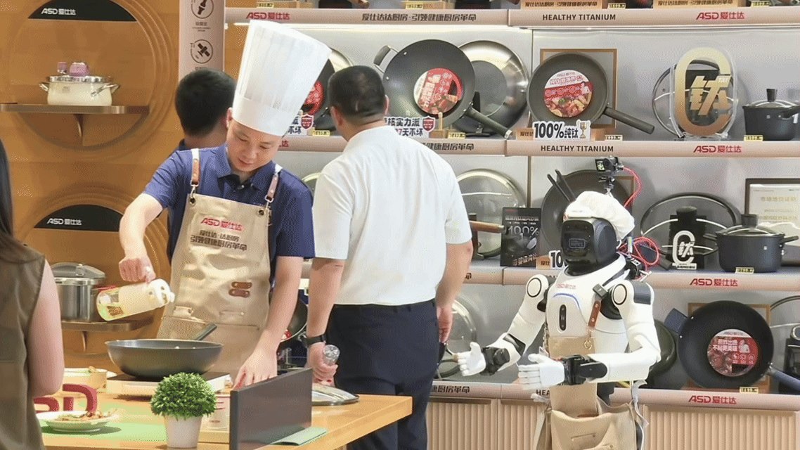 100台人形机器人进店卖锅 3天业绩超200万元